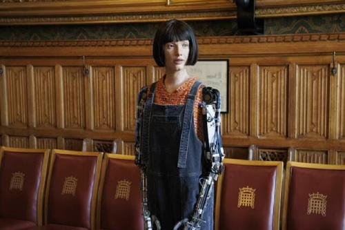 ربات آیدا در مجلس اعیان بریتانیا سخنرانی کرد