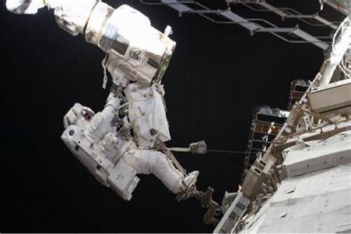 زباله روسی پیاده روی فضانوردان را به تعویق انداخت