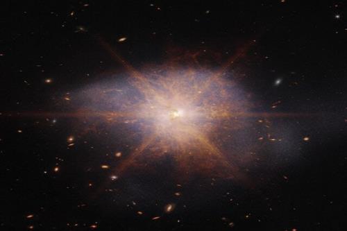 تصویر جدید جیمز وب از یک کهکشان بسیار درخشان