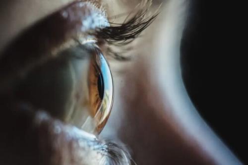 جراحان با برداشتن تومور نخاعی بوسیله چشم یک بیمار، تاریخ ساز شدند